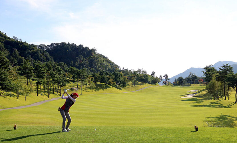 ゴルフスイング（ボールスピード上げる方法）。富山県砺波市会員制複合施設sanTas（サンタス）のゴルフシミュレーター。