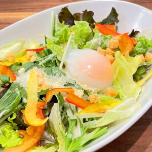 温玉シーザーサラダ。富山県砺波市の定食・居酒屋サンタス食堂のフードメニュー。