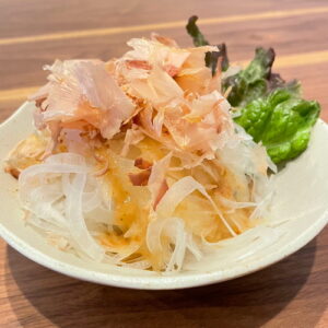 オニオンサラダ。富山県砺波市の定食・居酒屋サンタス食堂のフードメニュー。