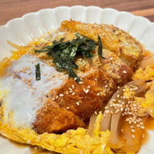 となみ野産たまねぎたっぷりカツ煮。富山県砺波市の定食・居酒屋サンタス食堂のフードメニュー。