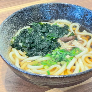 わかめうどん。富山県砺波市の定食・居酒屋サンタス食堂のフードメニュー。