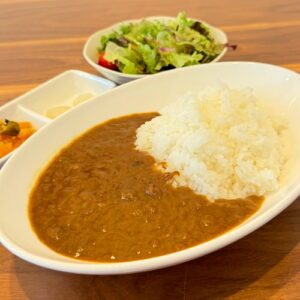 となみ野産たまねぎカレー・ミニサラダ。富山県砺波市の定食・居酒屋サンタス食堂のフードメニュー。