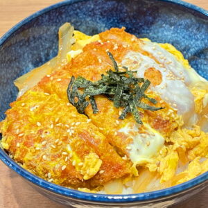 かつ煮丼・漬物。富山県砺波市の定食・居酒屋サンタス食堂のフードメニュー。