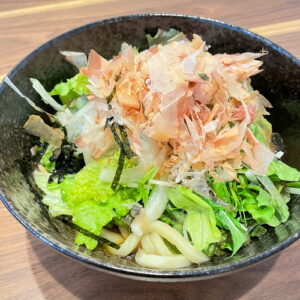 ヘルシーサラダうどん。富山県砺波市の定食・居酒屋サンタス食堂のフードメニュー。
