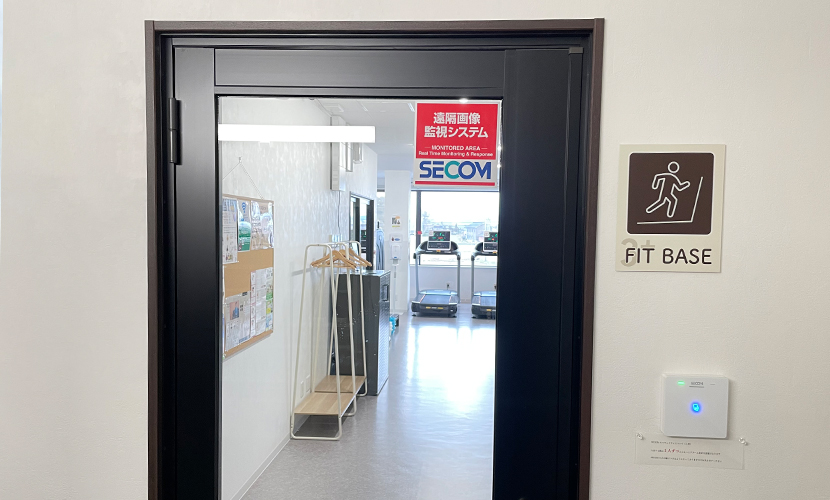 富山県砺波市の会員制複合施設 sanTas（サンタス）のFIT BASE（フィットベース）。鍛えない24時間パノラマフィットネス・ジムはセキュリティキー入退出管理なので安心です。