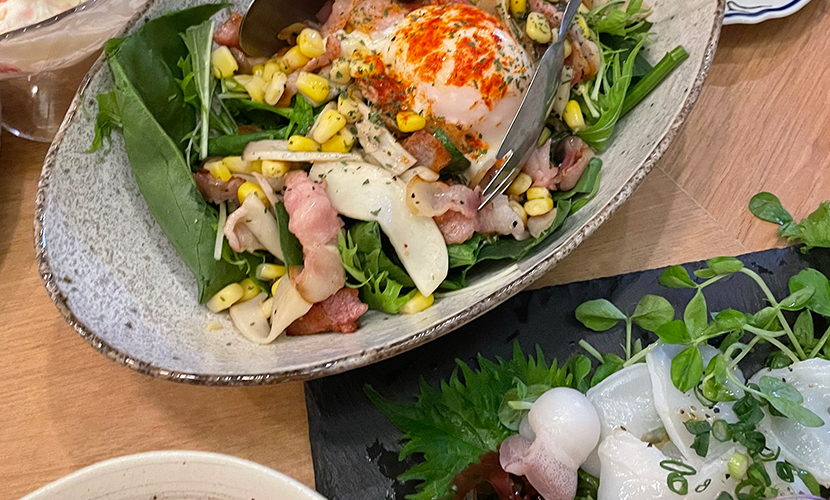 総曲輪の人気居酒屋第2号店!店名がつけられた自慢の温かいサラダ。