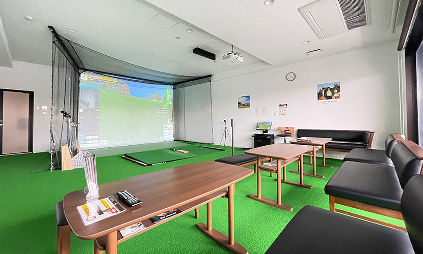 富山県砺波市の会員制複合施設 sanTas（サンタス）のレンタルスペースBASE4。個室で飲食しながらゴルフシミュレーターが楽しめます。