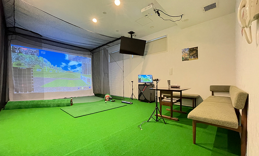 富山県砺波市の会員制複合施設 sanTas（サンタス）のレンタルスペースBASE3。個室で飲食しながらゴルフシミュレーターが楽しめます。