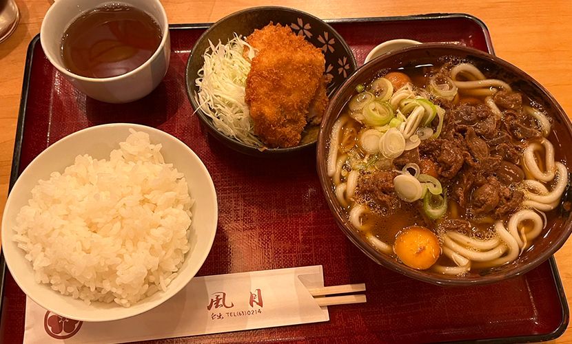 高岡市戸出のお店。風月。もつうどん定食。