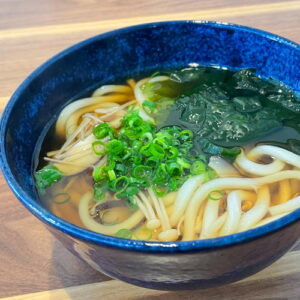 うどん。富山県砺波市の定食・居酒屋サンタス食堂のフードメニュー。