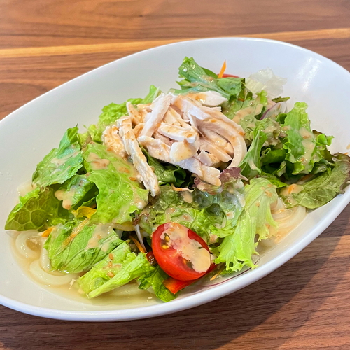 サラダうどん。富山県砺波市の定食・居酒屋サンタス食堂のフードメニュー。