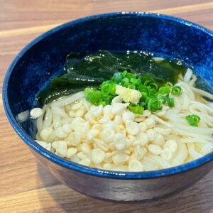 冷やしうどん。富山県砺波市の定食・居酒屋サンタス食堂のフードメニュー。