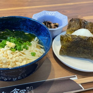 冷やしうどん定食。富山県砺波市の定食・居酒屋サンタス食堂のフードメニュー。