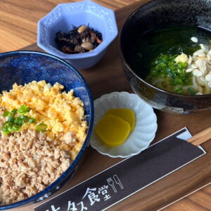 本日の定食（ごはん・味噌汁・漬物・小鉢付）。富山県砺波市の定食・居酒屋サンタス食堂のフードメニュー。