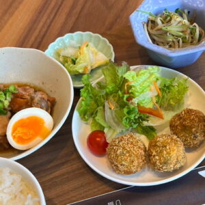 本日の定食（ごはん・味噌汁・漬物・小鉢付）。富山県砺波市の定食・居酒屋サンタス食堂のフードメニュー。