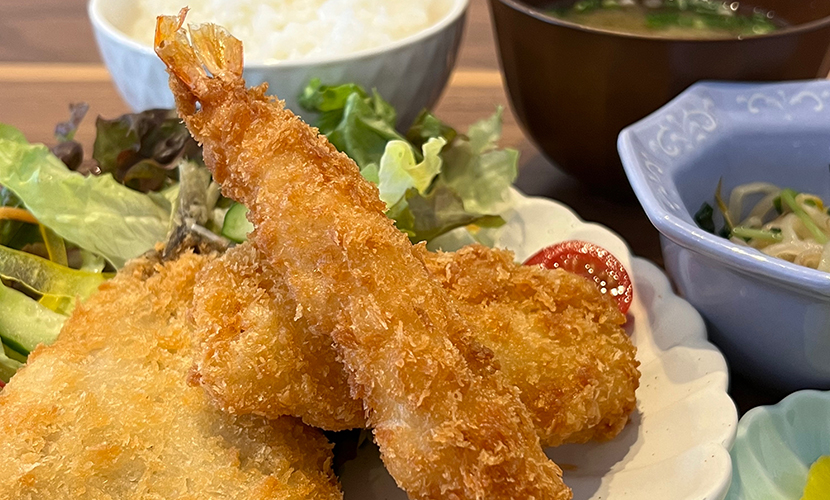 シーフードフライ(アジフライ・エビフライ・イカフライ)ならサンタス食堂。砺波ランチ定食日記。