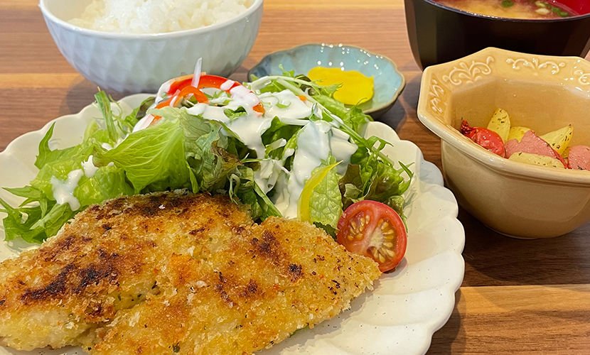 白身魚のチーズパン粉焼ならサンタス食堂。砺波ランチ定食日記。