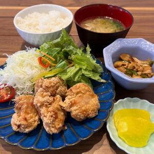 鶏の竜田揚げ定食。富山県砺波市の定食・居酒屋サンタス食堂のフードメニュー。