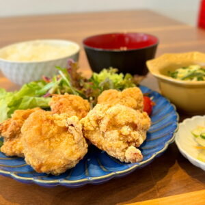 鶏の竜田揚げ定食。富山県砺波市の定食・居酒屋サンタス食堂のフードメニュー。