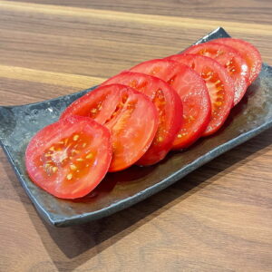 冷しトマト。富山県砺波市の定食・居酒屋サンタス食堂のフードメニュー。