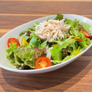 チキンサラダ。富山県砺波市の定食・居酒屋サンタス食堂のフードメニュー。