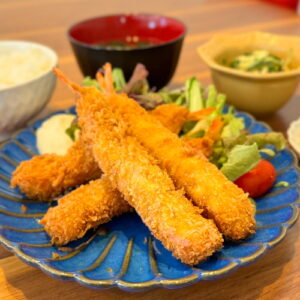 エビフライ定食。富山県砺波市の定食・居酒屋サンタス食堂のフードメニュー。