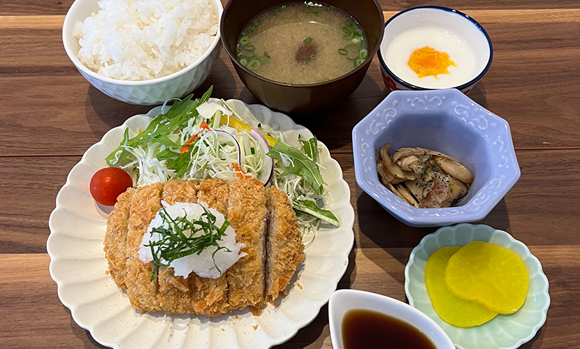 おろし豚カツ定食。砺波ランチ定食日記。富山県砺波市お昼は定食屋、夜は居酒屋サンタス食堂。