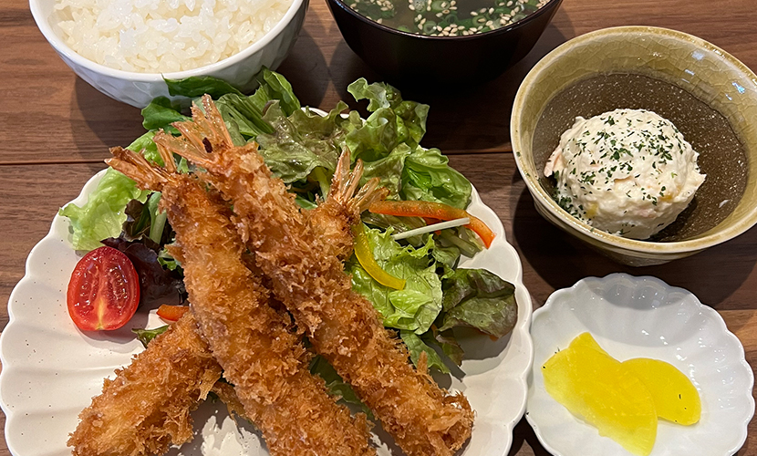 エビフライ定食。砺波ランチ定食日記。富山県砺波市お昼は定食屋、夜は居酒屋サンタス食堂。