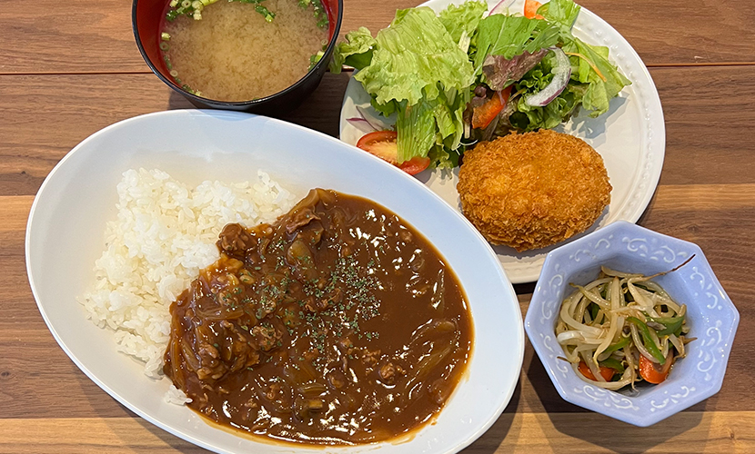 ハヤシライス＆コロッケ定食。富山県砺波市の定食・居酒屋サンタス食堂のフードメニュー。