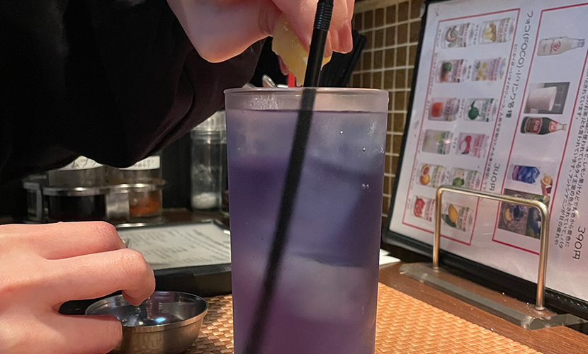 バタフライピーティー。レモンを絞ると青色から紫色に変化する。
富山県高岡市のタイ料理屋。タイ屋台食堂パッポン堂369。