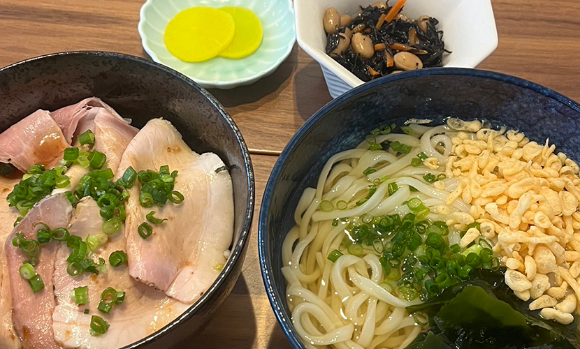 ローストポーク丼＆冷やしぶっかけうどん定食。砺波ランチ定食日記。富山県砺波市お昼は定食屋、夜は居酒屋サンタス食堂。