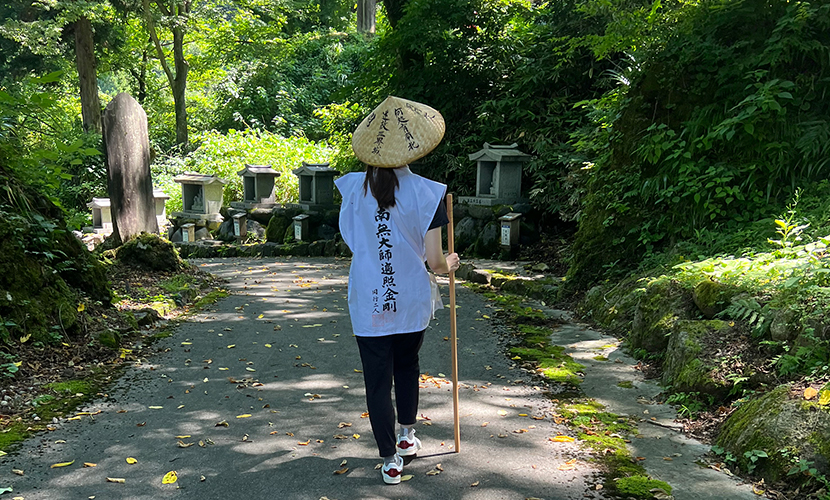 国指定史跡・重要文化財の磨崖仏で知られる大岩山日石寺。六本滝での滝行は、白装束に身を包み、六大（地、水、火、風、空、識）をあらわす6つの竜頭から落ちる滝に打たれ、六欲煩悩を洗い落とし心身を清めるもの。「そうめんと言えば大岩」と言われるほど、富山の美味しいお水で調理されたそうめんは、その美味しさと美しさで有名。 お遍路体験。