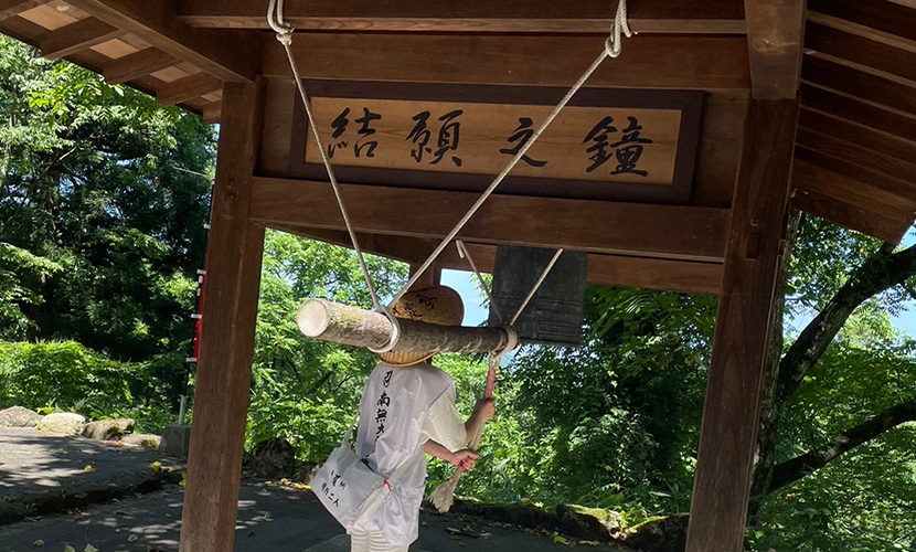 国指定史跡・重要文化財の磨崖仏で知られる大岩山日石寺。六本滝での滝行は、白装束に身を包み、六大(地、水、火、風、空、識)をあらわす6つの竜頭から落ちる滝に打たれ、六欲煩悩を洗い落とし心身を清めるもの。「そうめんと言えば大岩」と言われるほど、富山の美味しいお水で調理されたそうめんは、その美味しさと美しさで有名。 頂上。