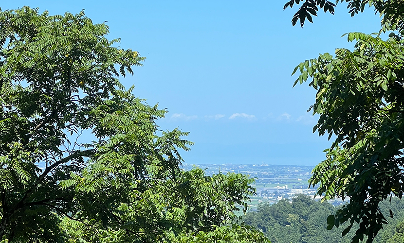 国指定史跡・重要文化財の磨崖仏で知られる大岩山日石寺。六本滝での滝行は、白装束に身を包み、六大(地、水、火、風、空、識)をあらわす6つの竜頭から落ちる滝に打たれ、六欲煩悩を洗い落とし心身を清めるもの。「そうめんと言えば大岩」と言われるほど、富山の美味しいお水で調理されたそうめんは、その美味しさと美しさで有名。 頂上の景色。