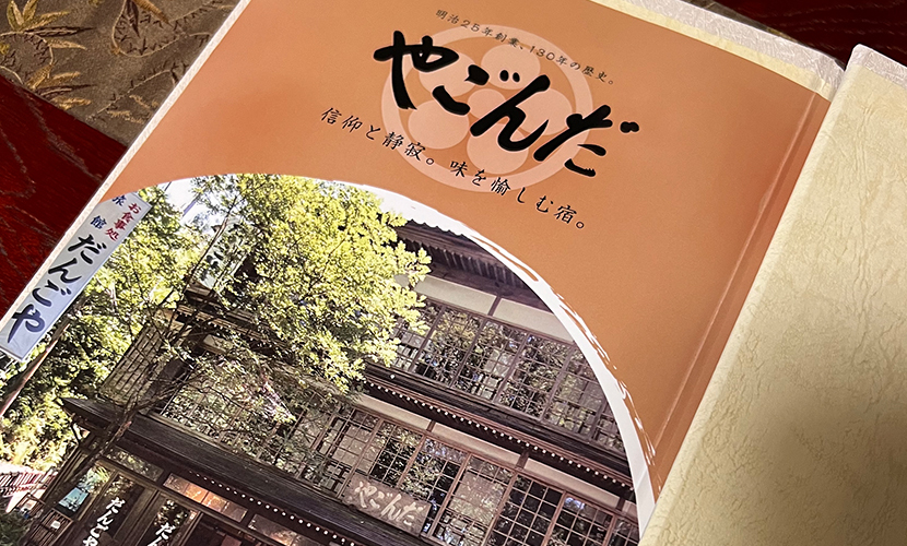 国指定史跡・重要文化財の磨崖仏で知られる大岩山日石寺。六本滝での滝行は、白装束に身を包み、六大(地、水、火、風、空、識)をあらわす6つの竜頭から落ちる滝に打たれ、六欲煩悩を洗い落とし心身を清めるもの。「そうめんと言えば大岩」と言われるほど、富山の美味しいお水で調理されたそうめんは、その美味しさと美しさで有名。 だんごや。精進料理。素麺。