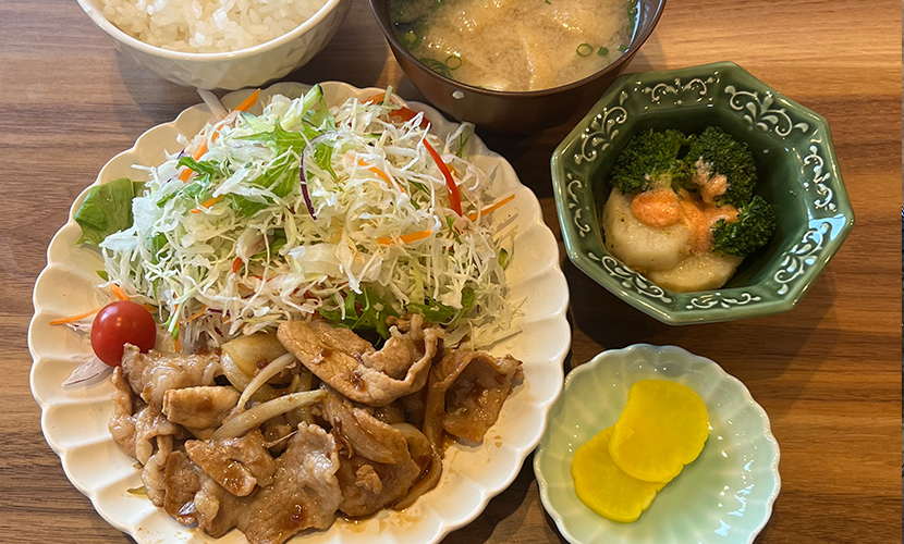 豚の生姜焼き定食。砺波ランチ定食日記。富山県砺波市お昼は定食屋、夜は居酒屋サンタス食堂。