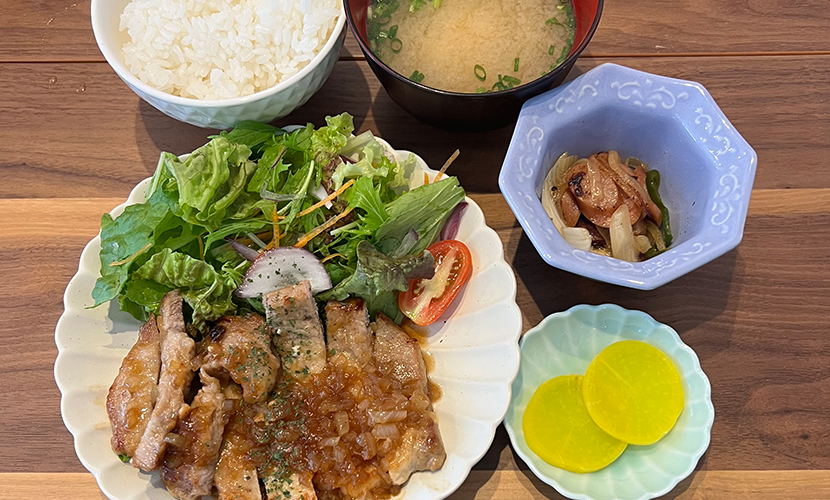 豚肉のソテーオニポンソース炒め定食。富山県砺波市の定食・居酒屋サンタス食堂のフードメニュー。