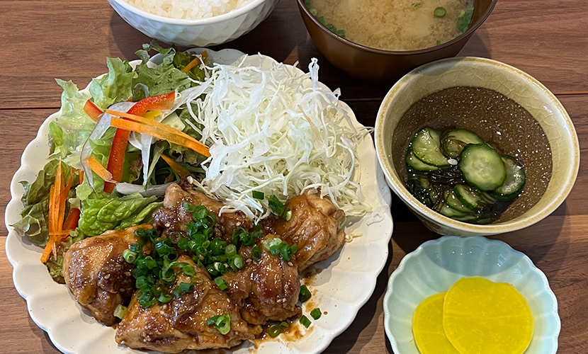 鶏のゴマ照焼き定食。富山県砺波市ランチならサンタス食堂。