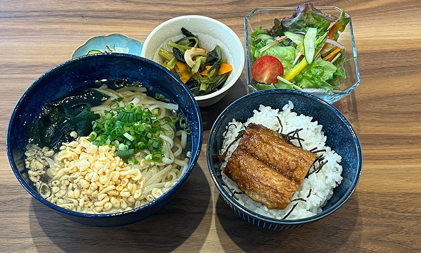 豚スタミナ丼＆冷やしうどん定食。富山県砺波市の定食・居酒屋サンタス食堂のフードメニュー。