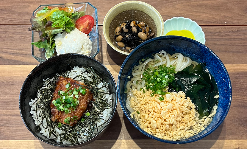 さんまの蒲焼丼＆冷やしぶっかけうどん定食。富山県砺波市の定食・居酒屋サンタス食堂のフードメニュー。