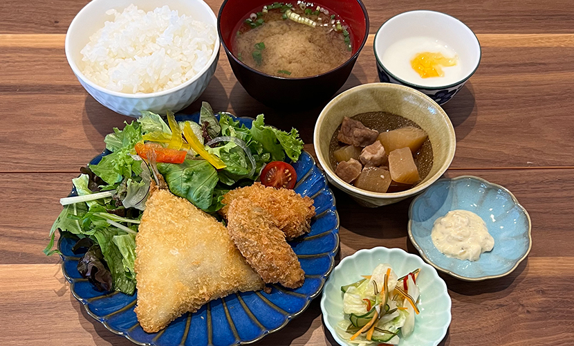 アジフライ＆カキフライ定食。富山県砺波市の定食・居酒屋サンタス食堂のフードメニュー。