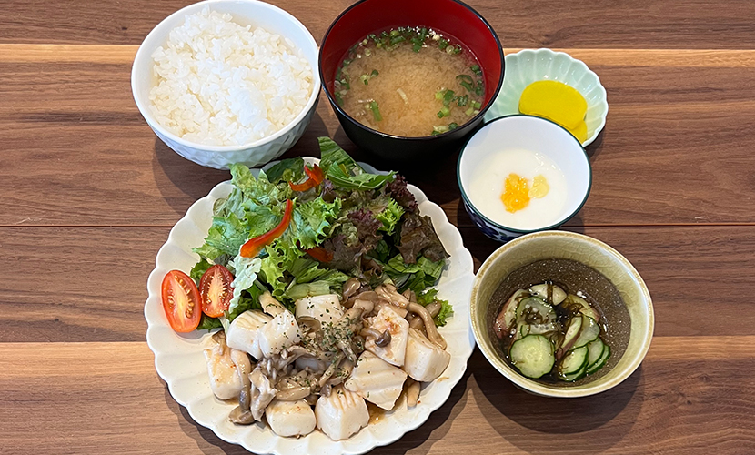 イカとキノコの明太ソース炒め定食。富山県砺波市の定食・居酒屋サンタス食堂のフードメニュー。