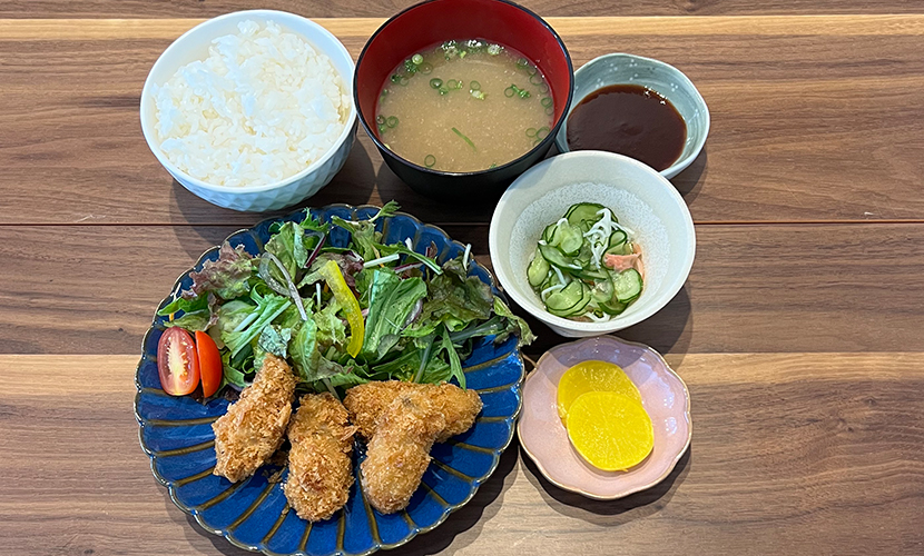 カキフライ定食。富山県砺波市の定食・居酒屋サンタス食堂のフードメニュー。