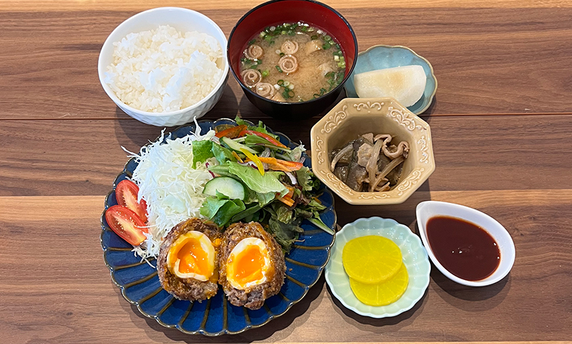 スコッチエッグ定食。富山県砺波市の定食・居酒屋サンタス食堂のフードメニュー。