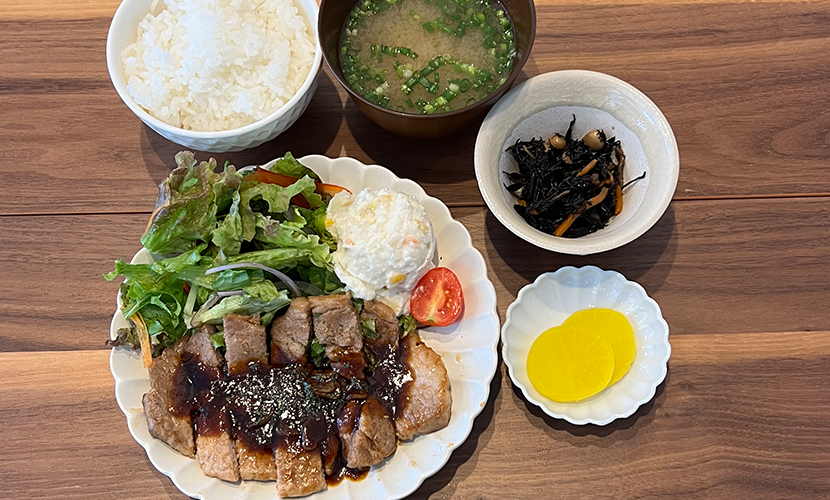 トンテキ定食。富山県砺波市の定食・居酒屋サンタス食堂のフードメニュー。