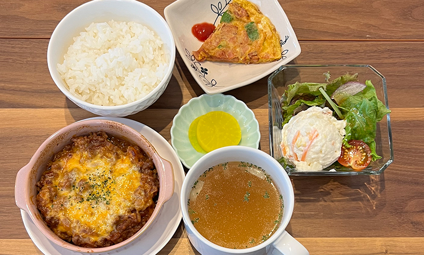 ナスとズッキーニのミートソース定食。富山県砺波市の定食・居酒屋サンタス食堂のフードメニュー。