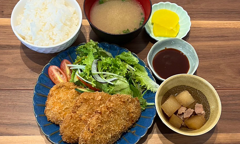 ヒレカツ定食。富山県砺波市の定食・居酒屋サンタス食堂のフードメニュー。