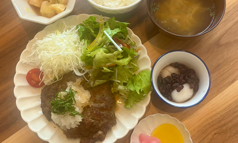 手作りハンバーグ定食（和風おろし）。富山県砺波市の定食・居酒屋サンタス食堂のフードメニュー。