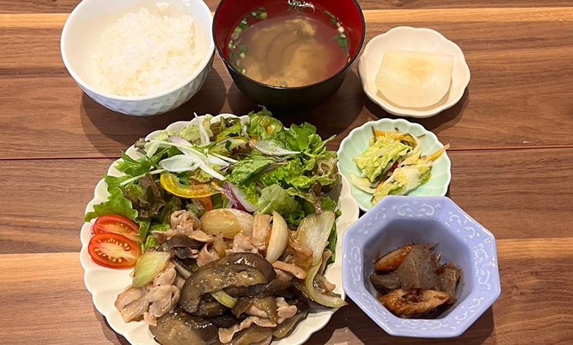 豚肉とナスの味噌炒め定食。富山県砺波市の定食・居酒屋サンタス食堂のフードメニュー。