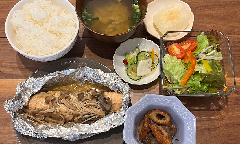 鮭とキノコのホイル焼き定食。富山県砺波市の定食・居酒屋サンタス食堂のフードメニュー。